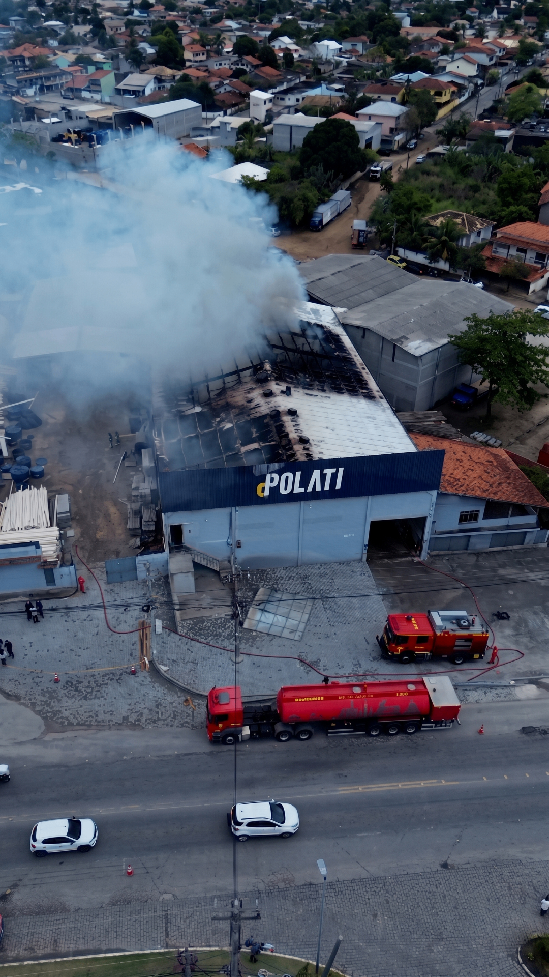 Incêndio na sede da Polati em Araruama — registro aéreo do desastre